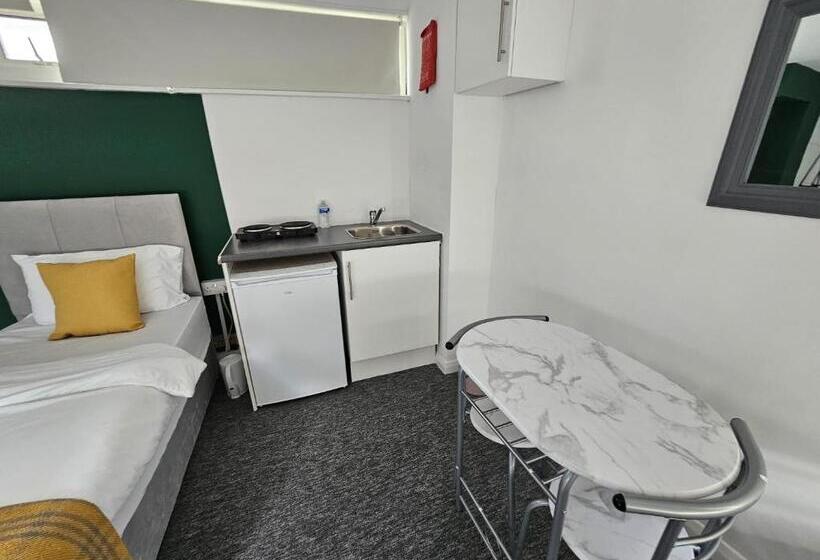 Pansiyon Livestay Affordable En Suite Studio Rooms In London, N14