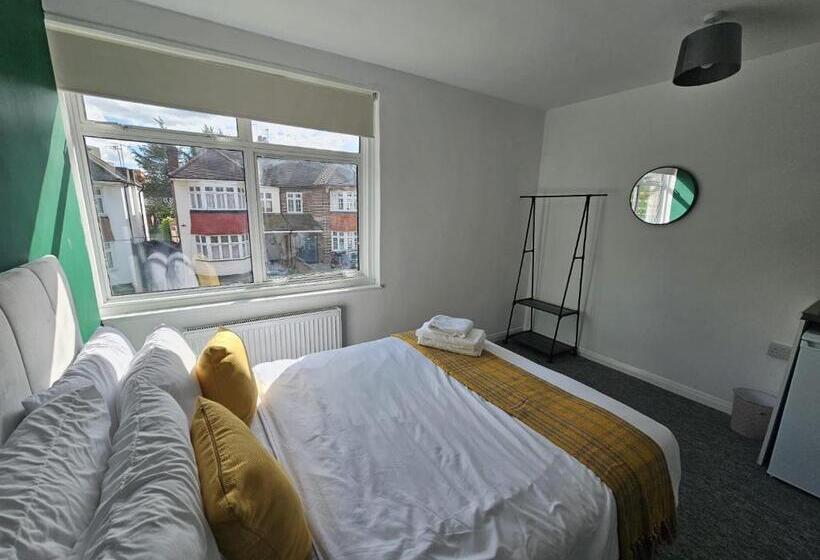 Pansiyon Livestay Affordable En Suite Studio Rooms In London, N14