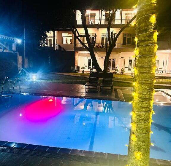 Pension (Hôtel basse catégorie) The Shade Brothers