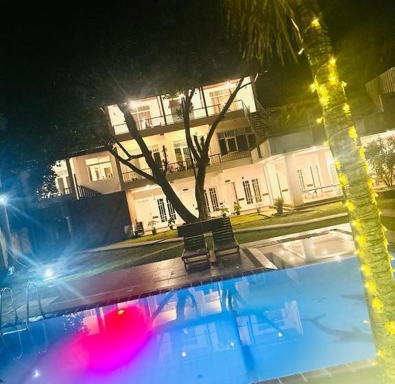 Pension (Hôtel basse catégorie) The Shade Brothers