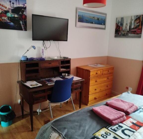 민박 Chambre Rouge Dans Maison Avec Parking