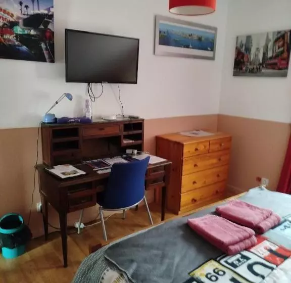 Aamiaismajoitus (B&B) Chambre Rouge Dans Maison Avec Parking