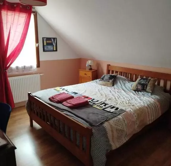 Aamiaismajoitus (B&B) Chambre Rouge Dans Maison Avec Parking