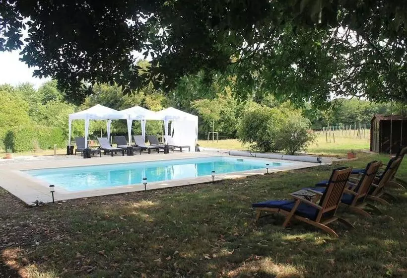 Hotelli Cha16   Nanteuil En Vallee   Touchbaudrand