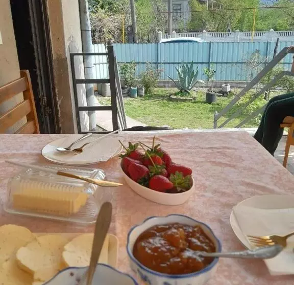 پانسیون Guest House Nano