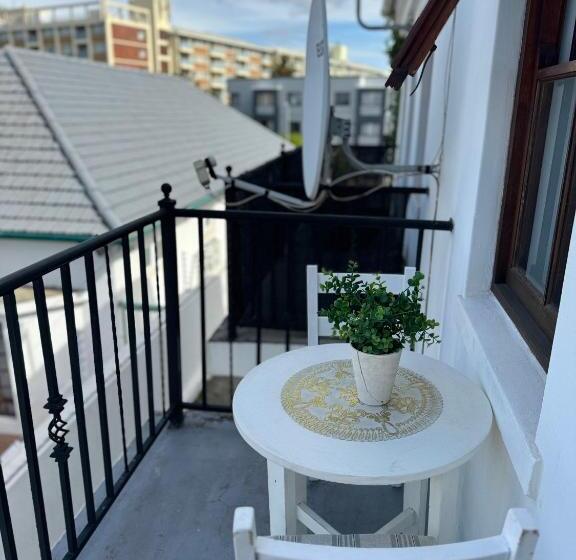 تختخواب و صبحانه Affordable Guest House In Mwobray