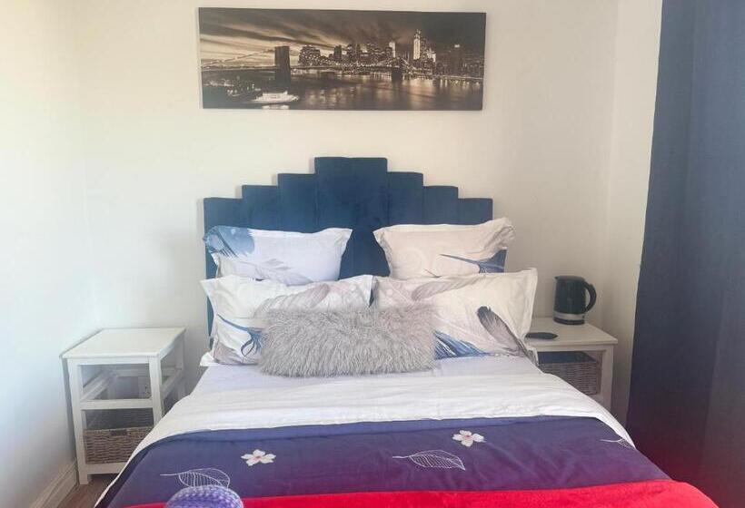 تختخواب و صبحانه Affordable Guest House In Mwobray