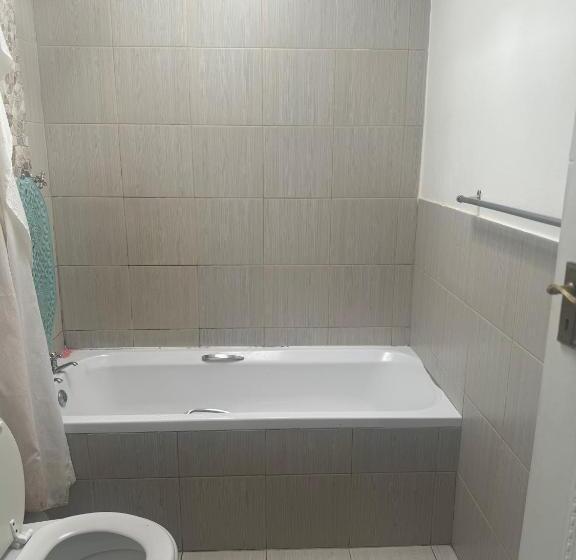 تختخواب و صبحانه Affordable Guest House In Mwobray