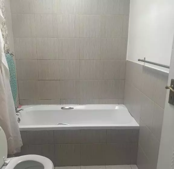 تختخواب و صبحانه Affordable Guest House In Mwobray