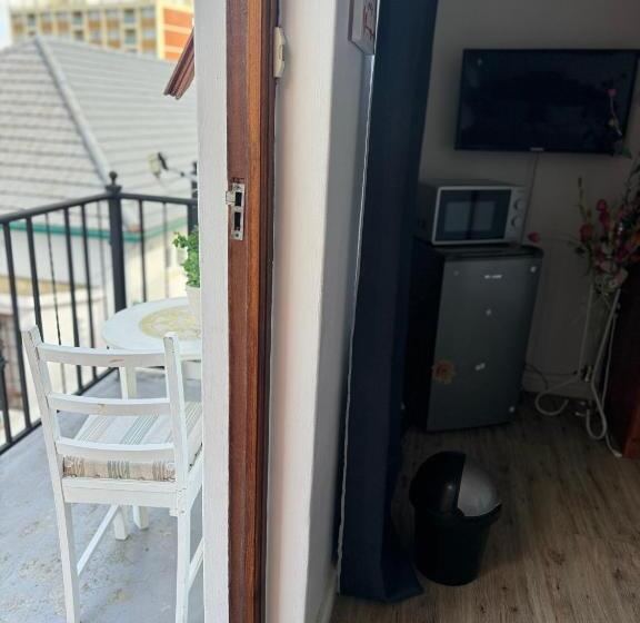 تختخواب و صبحانه Affordable Guest House In Mwobray