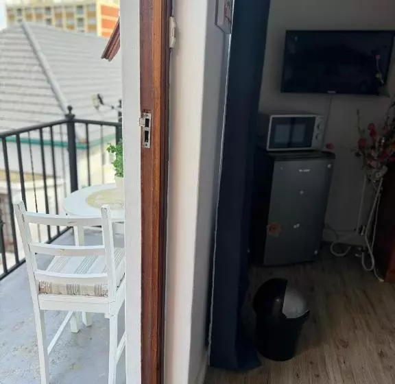 تختخواب و صبحانه Affordable Guest House In Mwobray