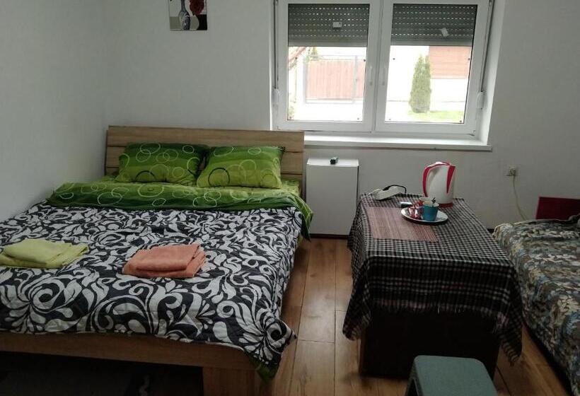 تختخواب و صبحانه Cozy Hotel With Breakfast