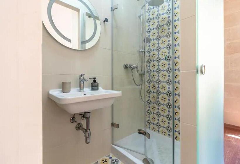 تختخواب و صبحانه Gallo House