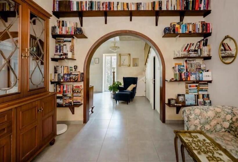 تختخواب و صبحانه Gallo House