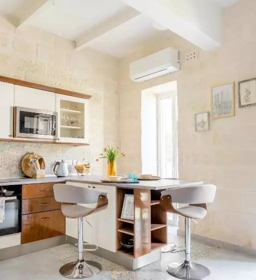 تختخواب و صبحانه Gallo House
