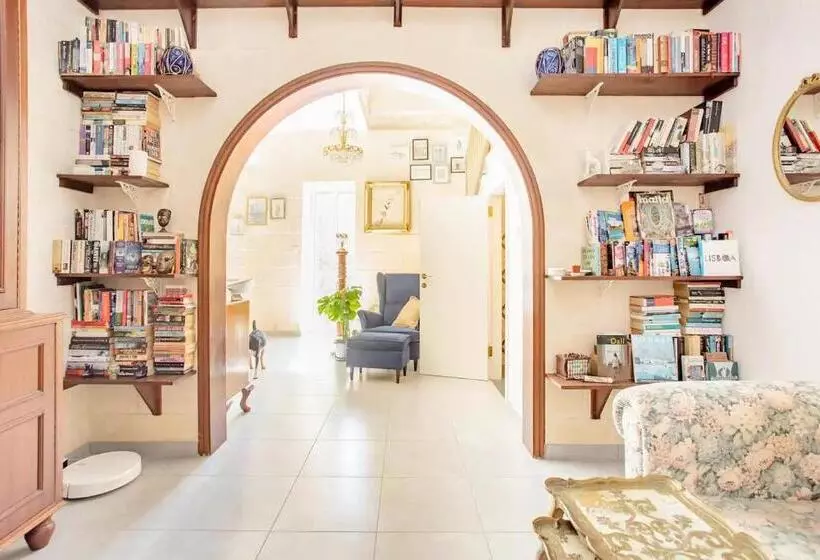 تختخواب و صبحانه Gallo House