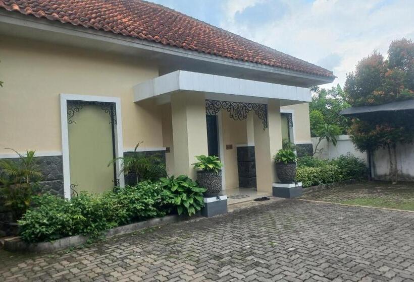 בית מלון כפרי Capital O 93872 Natura Guest House Syariah