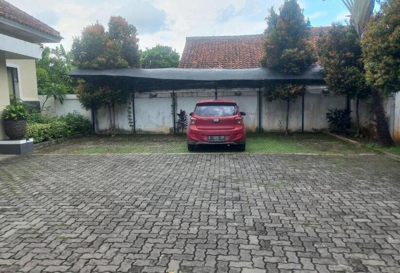 בית מלון כפרי Capital O 93872 Natura Guest House Syariah