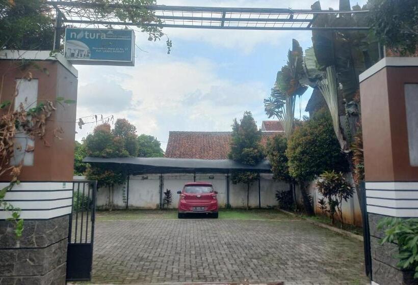 בית מלון כפרי Capital O 93872 Natura Guest House Syariah