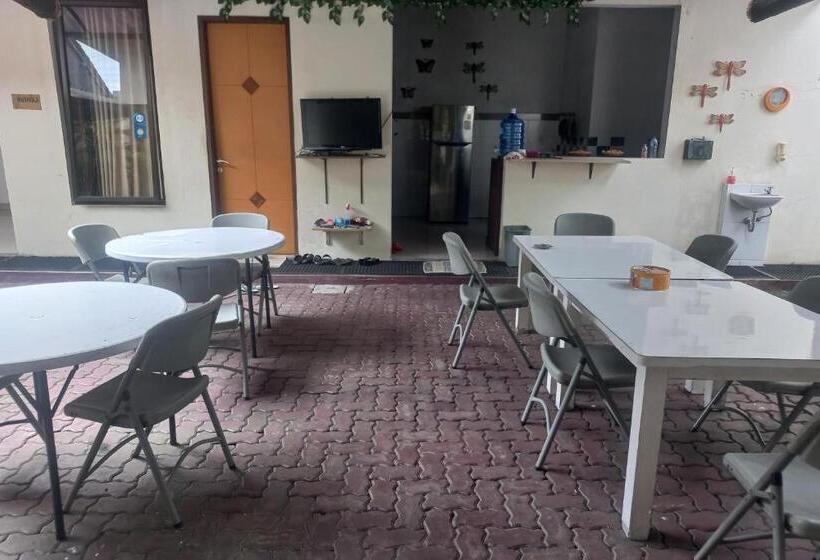 בית מלון כפרי Capital O 93872 Natura Guest House Syariah