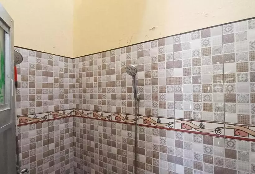 Hotelli Spot On 93819 Homestay Shinta Syariah