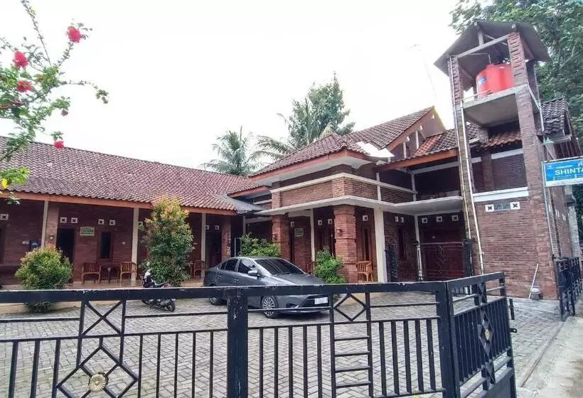 Hotelli Spot On 93819 Homestay Shinta Syariah
