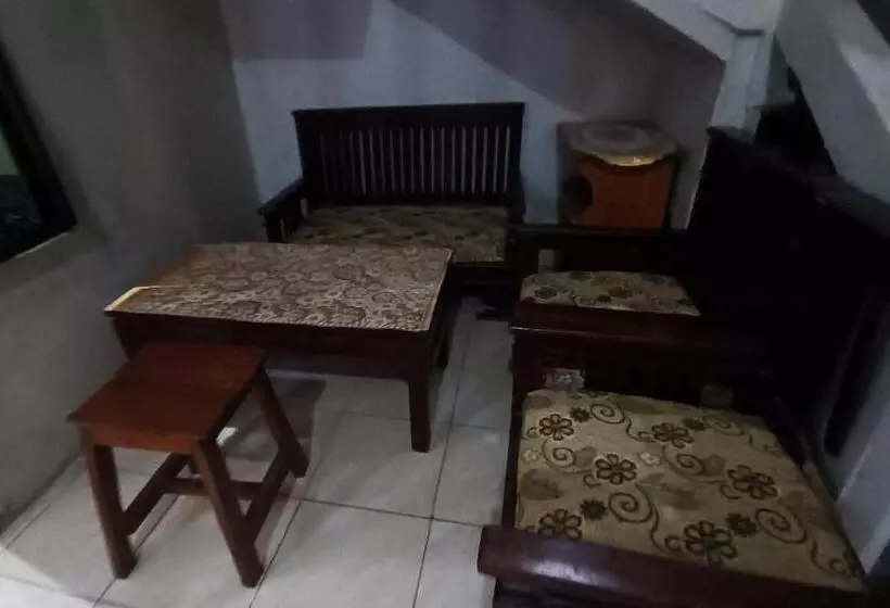 Hotelli Spot On 93819 Homestay Shinta Syariah