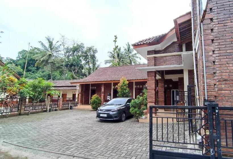 Otel Spot On 93819 Homestay Shinta Syariah