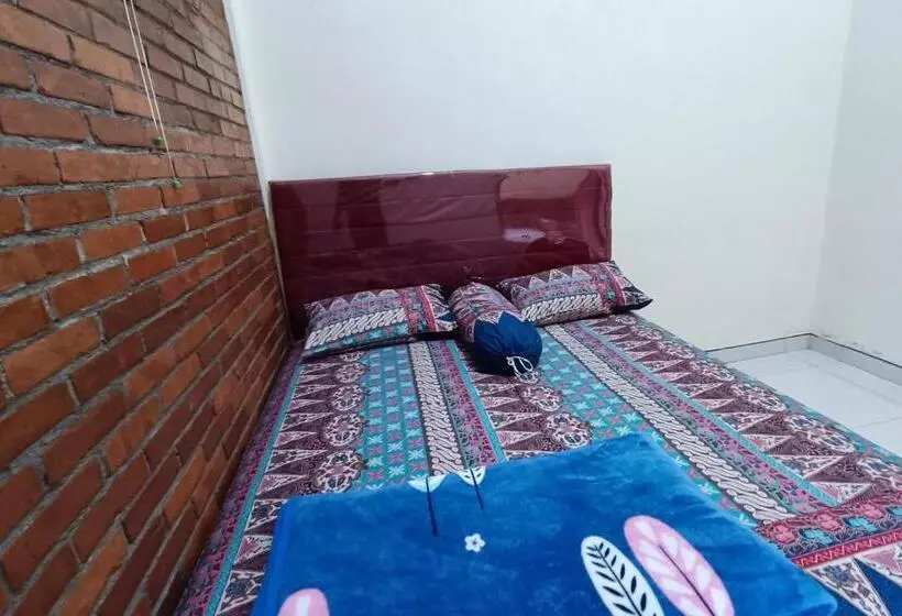 Hotelli Spot On 93819 Homestay Shinta Syariah