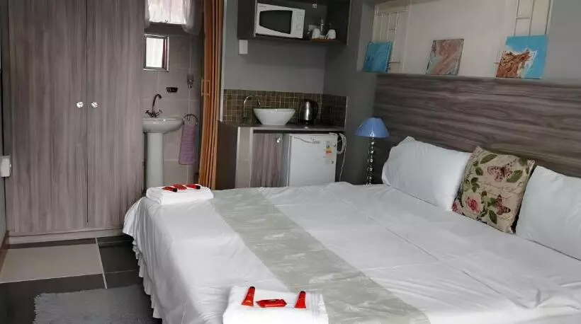 پانسیون Fumods Guest House