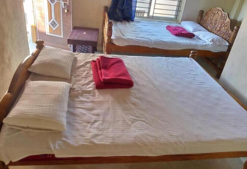 پانسیون Gopal Beach House