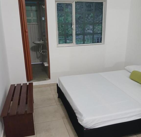 민박 Refugio En La Montaña