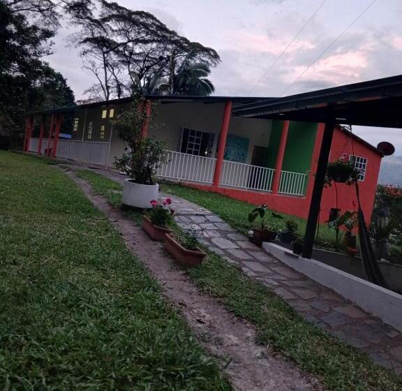 민박 Refugio En La Montaña