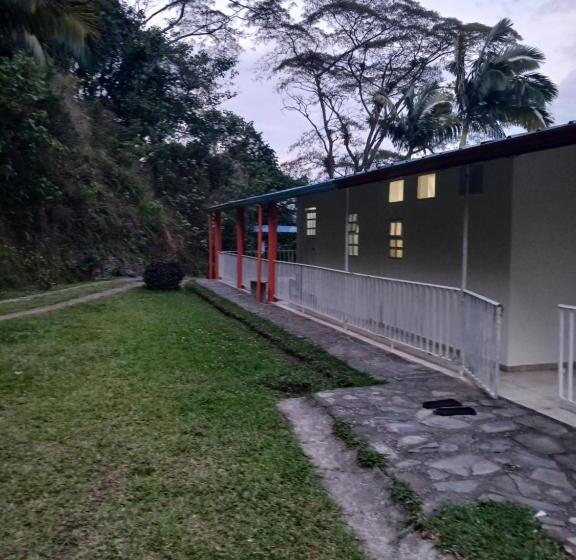 민박 Refugio En La Montaña