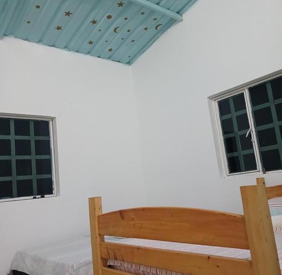 민박 Refugio En La Montaña