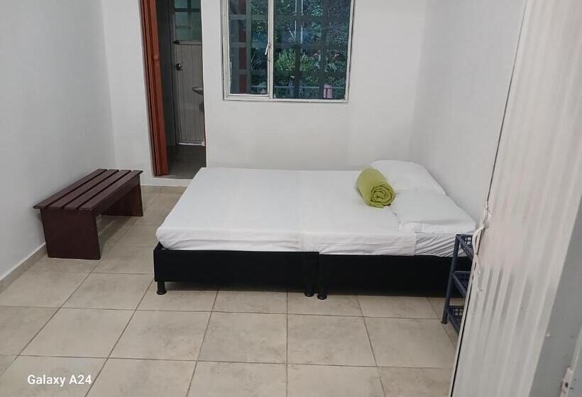 민박 Refugio En La Montaña