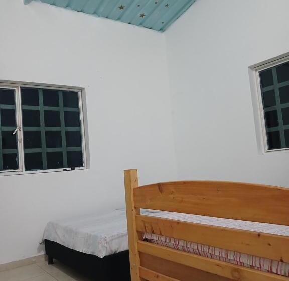 민박 Refugio En La Montaña