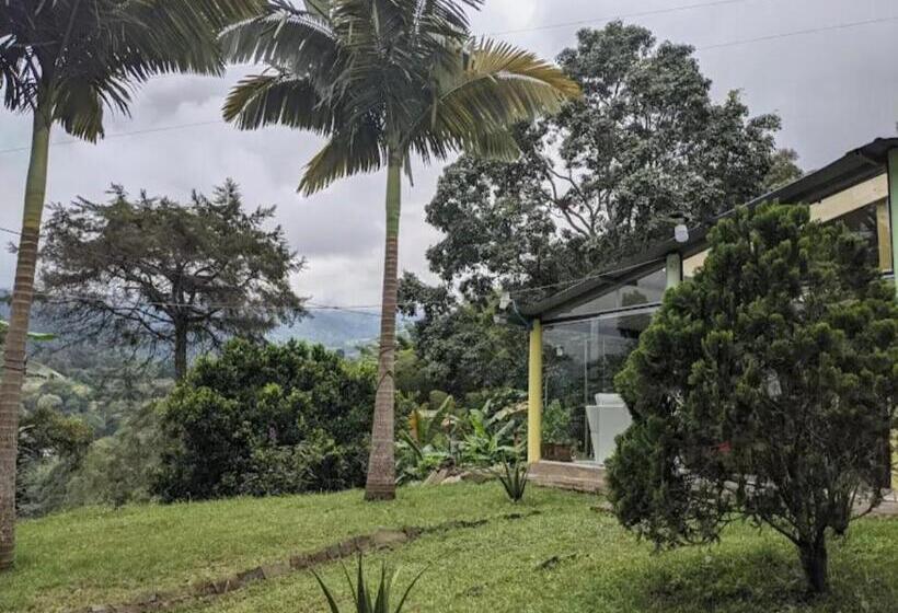 민박 Refugio En La Montaña