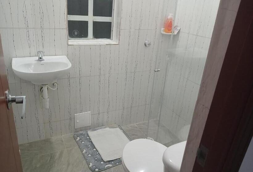 민박 Refugio En La Montaña