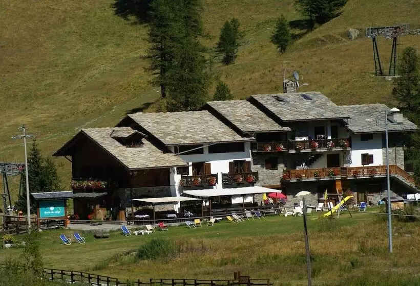 Hotelli Albergo Boule De Neige