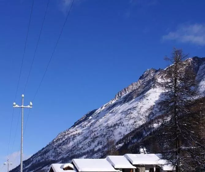 Hotelli Albergo Boule De Neige