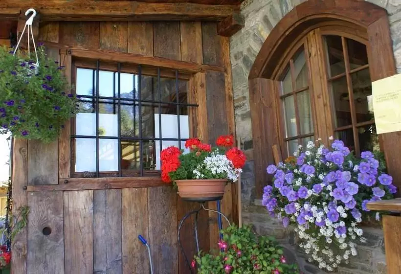 Hotelli Albergo Boule De Neige