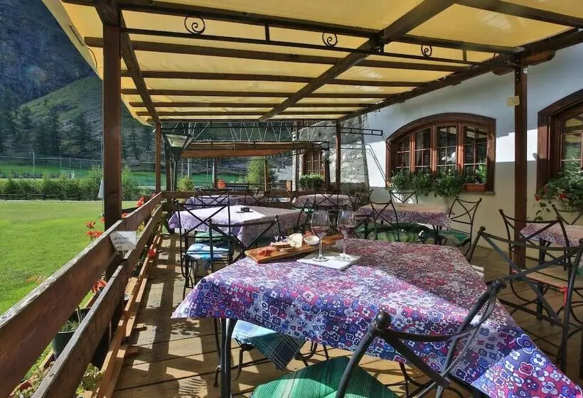 Hotelli Albergo Boule De Neige