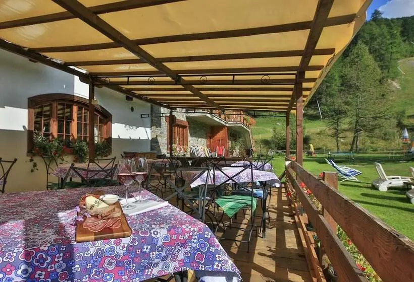 Hotelli Albergo Boule De Neige