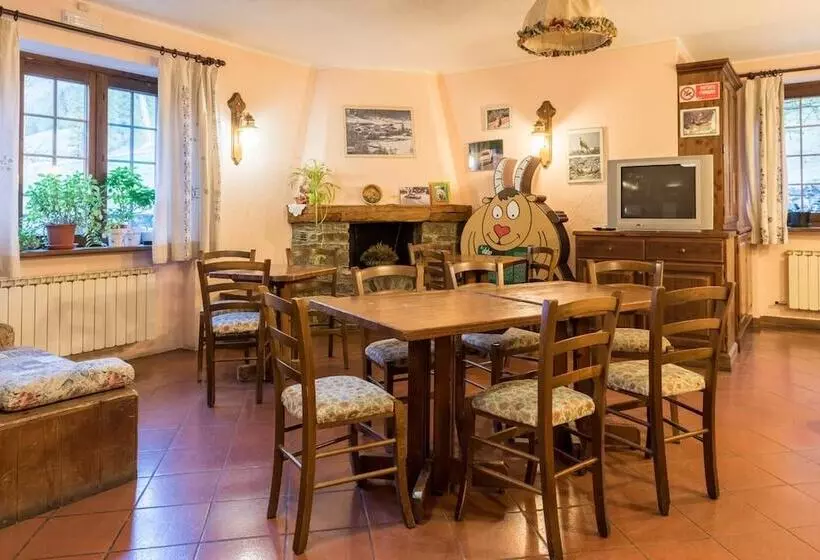 Hotelli Albergo Boule De Neige