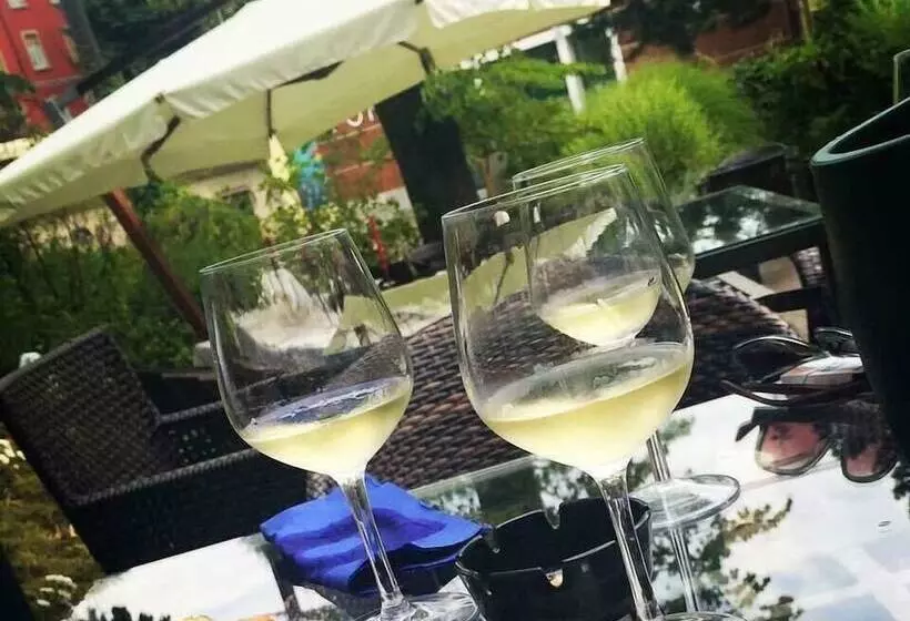 Hotelli Albergo Ristorante Castello