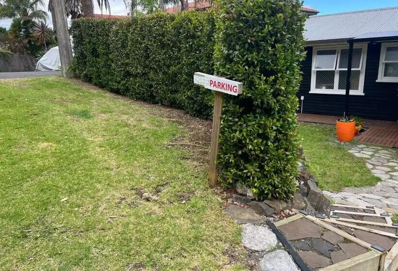 Aamiaismajoitus (B&B) Brophys Beach Studio