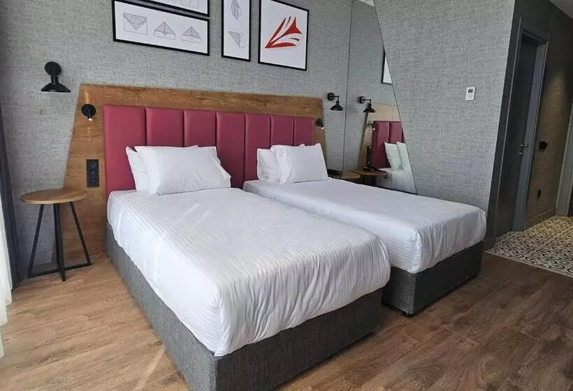 هتل Ramada Encore By Wyndham Istanbul Arnavutkoy