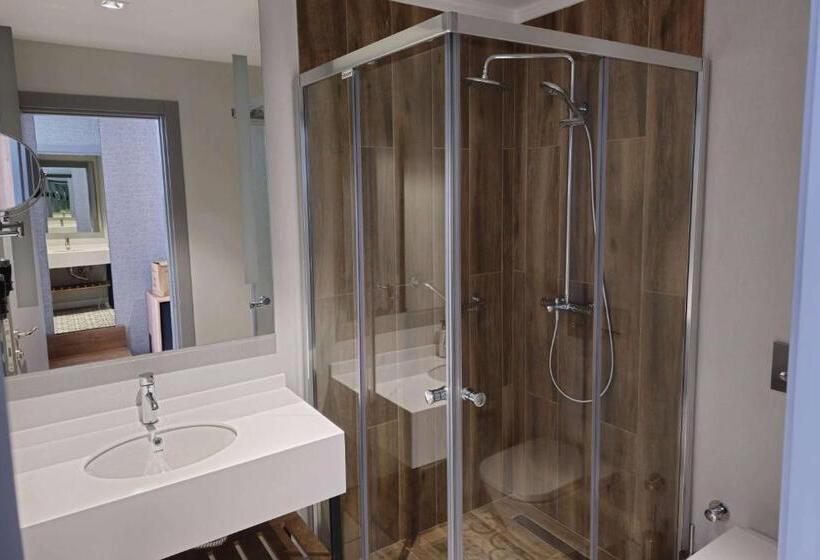 هتل Ramada Encore By Wyndham Istanbul Arnavutkoy