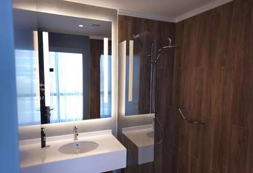 هتل Ramada Encore By Wyndham Istanbul Arnavutkoy